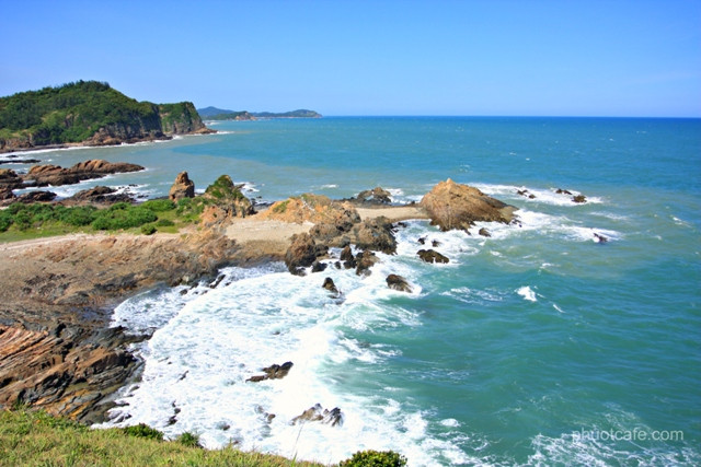 Phương tiện di chuyển ra Vân Đồn, Quan Lạn, Cô Tô (Quảng Ninh) hiện nay rất thuận tiện. Bạn có thể có hành trình 3 ngày 2 đêm tại đây với mức chi khoảng 3 triệu đồng/người hoặc có thể nhỉnh hơn một chút vì dịp nghỉ lễ 30/4 và 1/5, lượng khách du lịch đến đây sẽ rất đông.