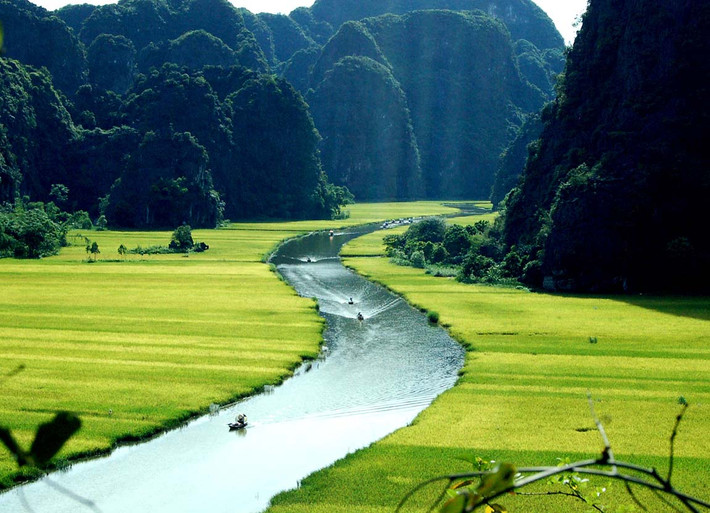 Ngoài ra, bạn có thể tham khảo tour đi Tràng An (Ninh Bình) - lịch trình 2 ngày 1 đêm của các công ty lữ hành. Giá tour dao động từ 1,2 - 1,5 triệu đồng/người. Chú ý rằng, du lịch trong ngày lễ, bạn nên hỏi trước về việc có thu thêm phụ phí hay không, mức thu có thể từ 200.000 - 500.000 đồng/người. Ảnh minh họa.