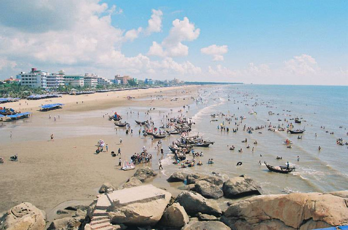 Các bãi biển miền Bắc như Cát Bà, Sầm Sơn, Đồ Sơn, Thiên Cầm, Hải Hòa, Cửa Lò... là lựa chọn cho những khách du lịch không có nhiều chi phí cho hành trình nghỉ lễ 30/4. Bạn có thể chọn nghỉ 2-3 ngày tại các vùng biển này. Ảnh minh họa.