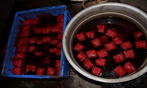 Không ít lần, người dân nhập viện vì ăn tiết canh bẩn, nhiễm khuẩn hoặc dùng các chất lạ để chế biến. Bất chấp tính mạng, sức khỏe người tiêu dùng, không ít tiểu thương dùng cách công nghệ hãm tiết canh bẩn bán cho khách. Ảnh minh họa.