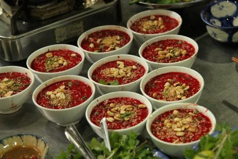 Tiết canh vịt có giá bán cao hơn, và không có nhiều nên nhiều cửa hàng đã dùng tiết canh lợn, phù phép thành tiết canh vịt để bán. Báo chí từng đưa tin về các quán tiết canh trên đường Phạm Văn Đồng (TP HCM) đã dùng thêm phẩm màu thực phẩm pha với nước khoáng, sau đó chế thêm tiết canh vào rồi bỏ trong tủ lạnh để nhanh đông cứng rồi bán cho khách. Ảnh minh họa.