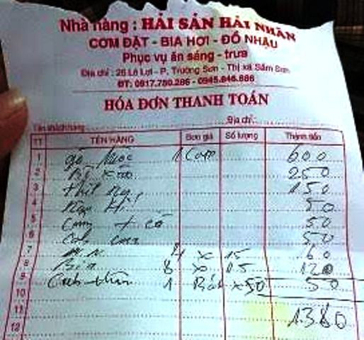 Trước đó, những món ăn bình thường, không quá cầu kỳ chế biến cũng không thuộc hàng "cao lương mĩ vị" lại bị một nhà hàng ở Sầm Sơn "thổi" giá lên trời. Thông tin này nhanh chóng gây "bão" dư luận. Theo báo VTC, một thành viên có tên Facbook là Thai Nguyen đã phải trả 600.000 đồng cho 1 con gà luộc, 1 đĩa bò xào lèo tèo vài miếng giá 250.000 đồng, thịt rang 150.000 đồng". Ảnh: VTC.