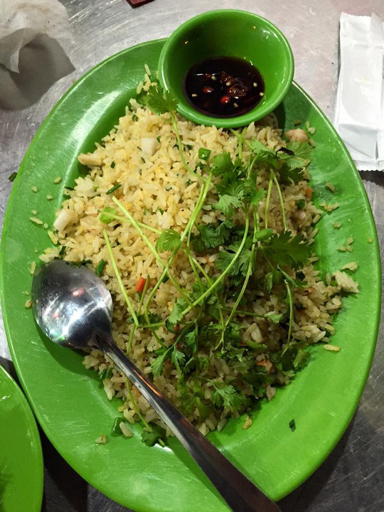 Đây không phải lần đầu khách Việt tá hóa vì bị nhà hàng chặt chém, các món ăn bình dân vài chục nghìn đồng đã được "hét" giá gấp nhiều lần. Tháng 2/2016, một nhà hàng hải sản ở Nha Trang đã bán xuất cơm rang với giá 150.000 đồng và có thái độ khiếm nhã, hất đồ ăn vào khách hàng. Ảnh: NLĐ.