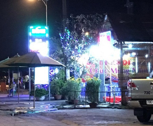 Mặc dù kết quả kiểm tra vụ việc du khách bị “chặt chém” hộp cơm hải sản giá 200 ngàn đồng cho thấy, quán ăn đã có niêm yết mức giá này trong bảng giá, song nhiều du khách vẫn cho rằng đây là mức giá không hợp lý. Ảnh: NĐT.