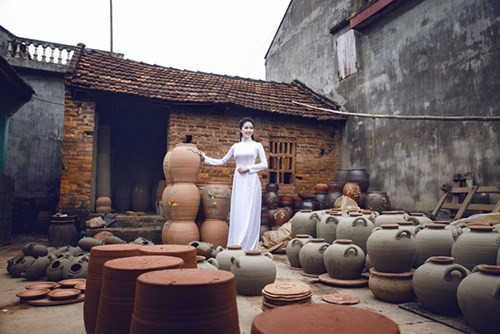 Bộ áo dài trắng tinh khôi giúp người đẹp xứ Thanh càng thêm nổi bật trong không gian của gốm.