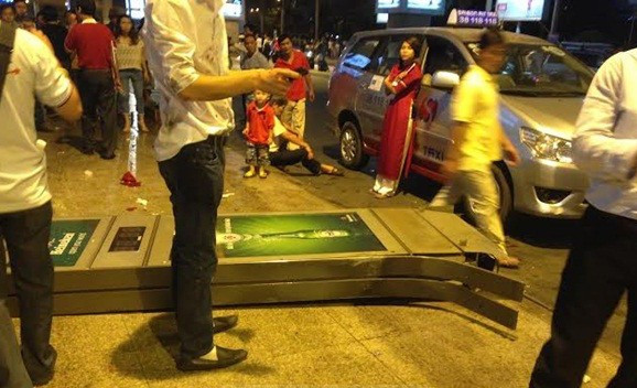 Một bảng quảng cáo bị xe sang tông gãy.