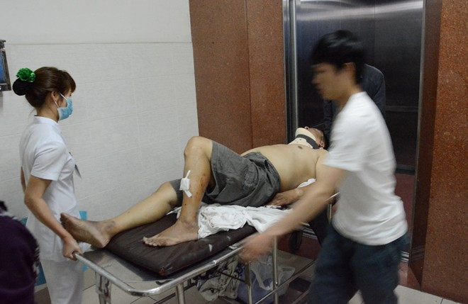 Nạn nhân trong vụ việc được chuyển sang khoa Ngoại thần kinh bệnh viện Thống Nhất lúc 1h ngày 11/2 sau khi được cấp cứu.