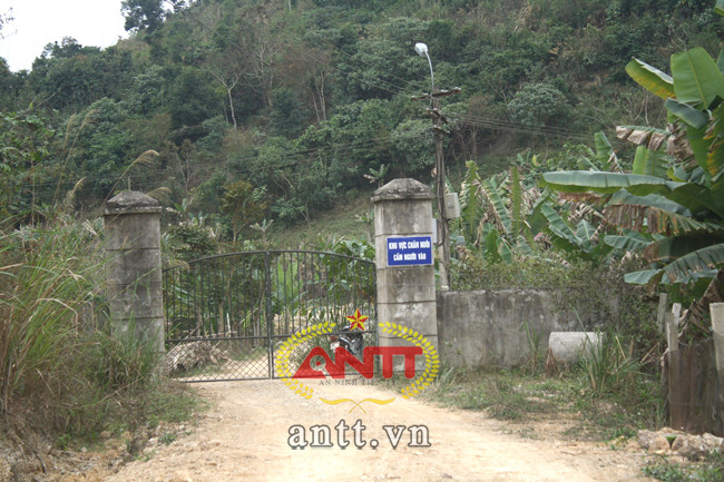 Cổng ra vào trang trại nuôi dê của gai đình ông Quý.