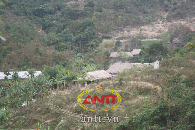 Trang trại của gia đình ông Quý nằm dưới chân một dãy đồi núi ở xã Thành Yên, huyện Thạch Thành. Xung quanh trang trại là những ngôi nhà dân lụp xụp, lợp mái tranh. Đời sống người dân nơi đây hiện còn rất nghèo khó.