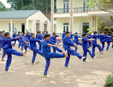 Thông thường số người tự nguyện đi cai nghiện có nghị lực hơn, và sau khi ra khỏi trung tâm họ ít bị tái nghiện. Các gia đình đưa người thân trong diện phải cưỡng chế lên Trung tâm Sóc Sơn khi được chứng kiến những người tự nguyện đi cai và cắt cơn nghiện, sức khỏe khá lên, thấy yên tâm hơn.