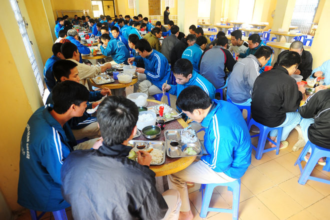 Bữa trưa bắt đầu lúc 11h, mỗi suất ăn của học viên là 12.500 đồng. Nếu gia đình có nhu cầu đóng góp thêm thì sẽ tăng lên 17.500 đồng/suất.