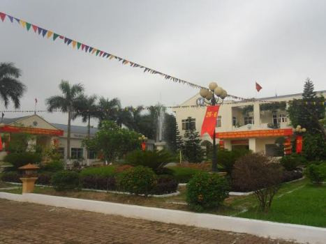 Trung tâm đang có 220 học viên cai nghiện tự nguyện và hơn 90 người cai nghiện bắt buộc. Mọi hoạt động ở đây đều tuân thủ nguyên tắc: Nghiêm như bộ đội, sạch như công viên, chữa trị như bệnh viện và giáo dục như trường học.