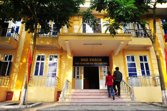 Nhà khách của Trung tâm còn có thêm buồng hạnh phúc, dành cho những học viên có thời gian cai nghiện tốt. Mỗi phòng có giá thuê là 100.000 đồng/ngày, còn qua đêm giá thuê sẽ là 200.000 đồng. Trong ảnh là học viên Đỗ Văn Hải gặp vợ dịp cuối tuần. Vợ chồng Hải cưới nhau được 12 năm và đã có một con gái 11 tuổi.