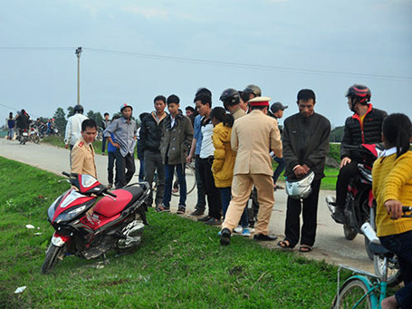 Vào khoảng 17h chiều mùng 2 Tết (ngày 20/2), một vụ tai nạn xe máy đã xảy ra tại huyện Hương Sơn (Hà Tĩnh) khiến 6 nạn nhân trên đường đi chúc Tết phải nhập viện cấp cứu. Người dân chứng kiến vụ tai nạn cho biết, vào thời gian trên, chiếc xe máy mang BKS 38H1-13251 chạy theo hướng trung tâm xã Sơn Lâm (huyện Hương Sơn) ra, chiếc còn lại đi theo hướng ngược chiều. Do không làm chủ được tốc độ nên khi đến ngã tư, cả 2 xe đã đâm trực diện vào nhau. Vụ tai nạn đã khiến cả 6 nạn nhân ngồi trên 2 xe đều bị thương nặng, trong đó có bé Phan Gia Bảo (5 tuổi) bị chấn thương sọ não, nguy kịch.