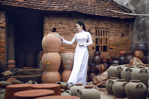 Cô cũng tranh thủ thực hiện những shoot hình đẹp để gửi tới độc giả nhân dịp Tết đến Xuân về.