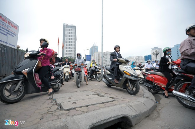 Nhiều xe máy phải đi lên vỉa hè để nhanh chóng vượt qua đám đông.