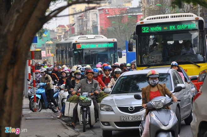 Lưu lượng phương tiện di chuyển từ Trần Quốc Hoàn, Trần Đăng Ninh, Xuân Thủy ra đường Cầu Giấy lớn. Trong khi tuyến đường này đang trong quá trình thi công trụ nhà ga số 6, số 7, lòng đường bị hạn chế dẫn đến tình trạng ùn tắc kéo dài. Ô tô, xe buýt không thể di chuyển, xe máy phải lao lên vỉa hè.