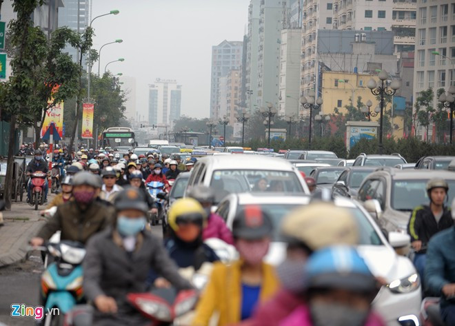 Hôm nay, ngày làm việc đầu tiên trong năm mới (24/2), giao thông ùn tắc kéo dài tại nhiều tuyến đường phố ở Hà Nội. Trong ảnh là cảnh chụp từ ngã tư Lê Văn Lương - Hoàng Minh Giám tới chân cầu vượt Láng Hạ sáng nay.
