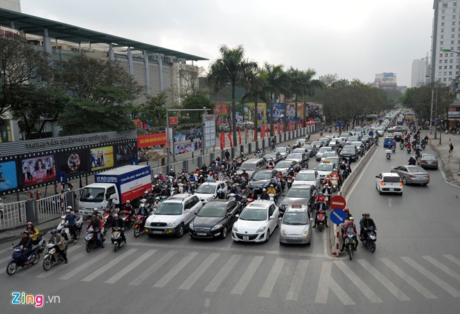 Phố Thái Hà lúc 8h20 giao thông vẫn khá đông đúc, nhiều xe máy cố tình đi sang làn ngược chiều.