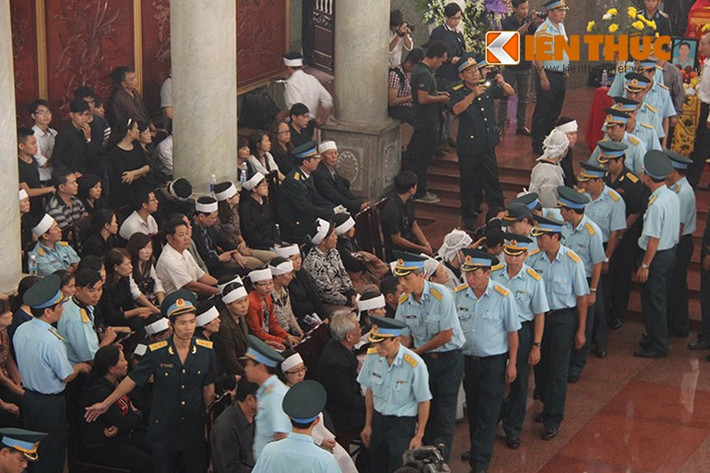 Đại tá Lê Văn Hạnh, Chính ủy Sư đoàn Không quân 370 - Quân chủng Phòng không không quân, cho biết: "Chiếc trực thăng xuất phát từ sân bay quân sự Tân Sơn Nhất, đang trên đường đến Tây Ninh tập bay để huấn luyện, đào tạo phi công. Trong quá trình bay thì xảy ra hỏng hóc động cơ nặng. Dù phi công có kinh nghiệm đã tìm cách xử lý nhưng bất thành. Tổ bay xác định tình huống nguy hiểm và đã tìm khu vực đất trống để đáp nhằm hạn chế thấp nhất thương vong cho người dân và đã rơi xuống nông trường ở huyện Bình Chánh”.