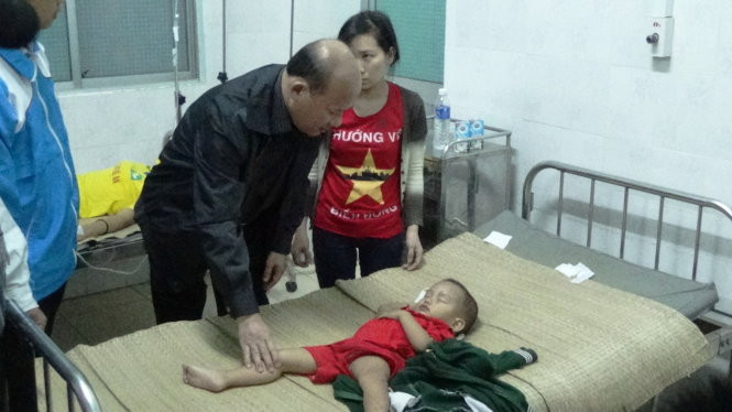 Chủ tịch UBND tỉnh Bình Thuận Lê Tiến Phương thăm hỏi những nạn nhân bị thương đang được điều trị tại bệnh viện.