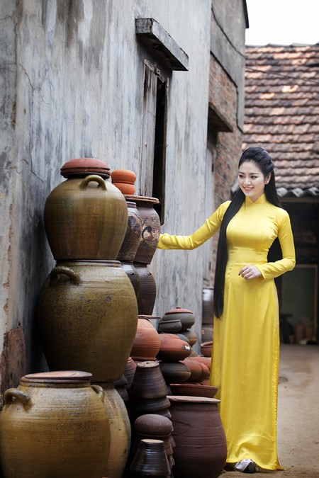 Ấn tượng đầu tiên khi đặt chân tới Phù Lãng là bóng dáng của gốm vẫn tràn ngập khắp nơi, từ dãy chum vại, tiểu quách, gốm vụn xếp gọn hai bên đường đến những mảnh tranh gốm, bình gốm chất ngất bên hiên nhà…