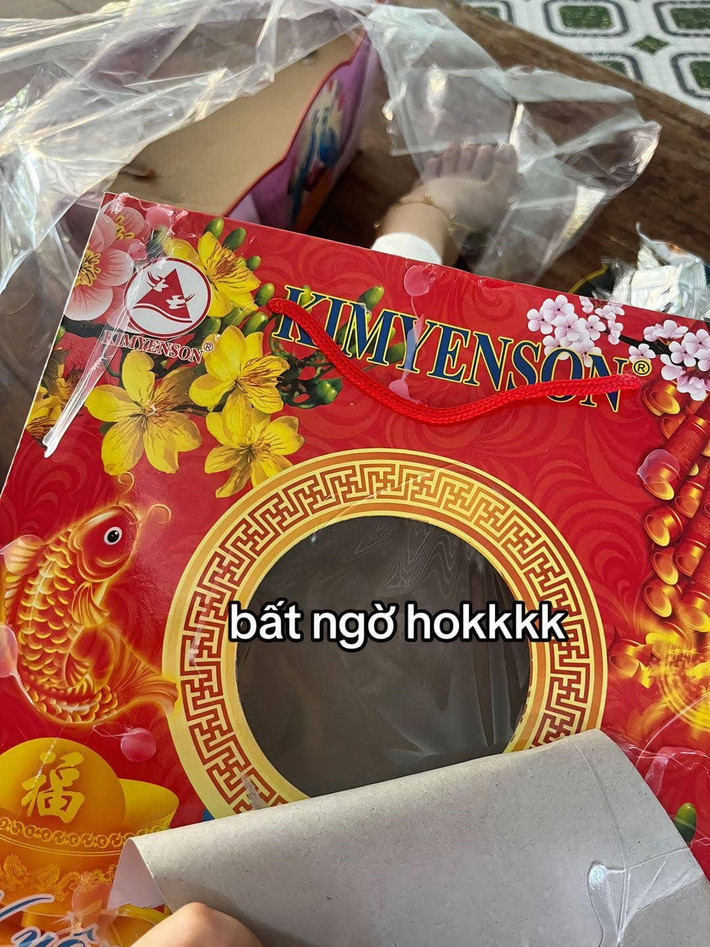 Mở ra bên trong thật bất ngờ vì nó trống rỗng.