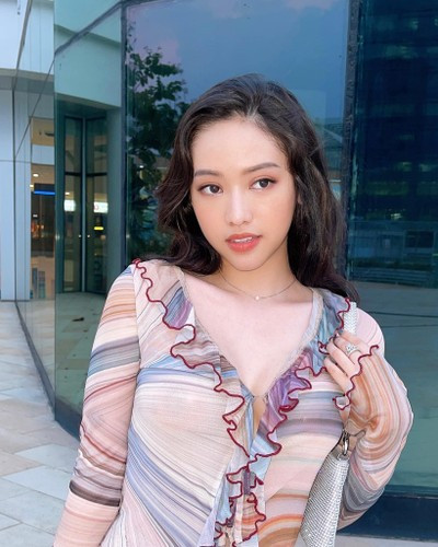 Thúy Vi của hiện tại sở hữu gương mặt nhìn khá Tây, đôi mắt to tròn. Ngoài ra, body của cô nàng cũng được nhận xét vô cùng nóng bỏng.