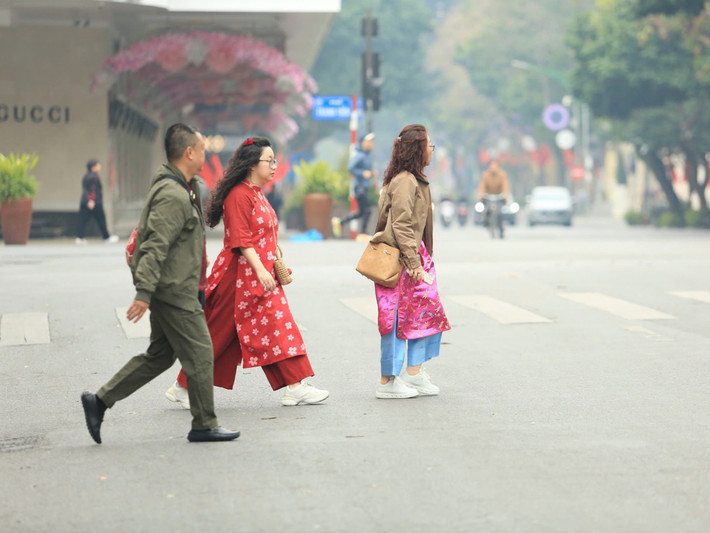 Khu vực hồ Gươm nhiều gia đình đã chọn cách du Xuân sớm trước khi tới nhà họ hàng chúc Tết.