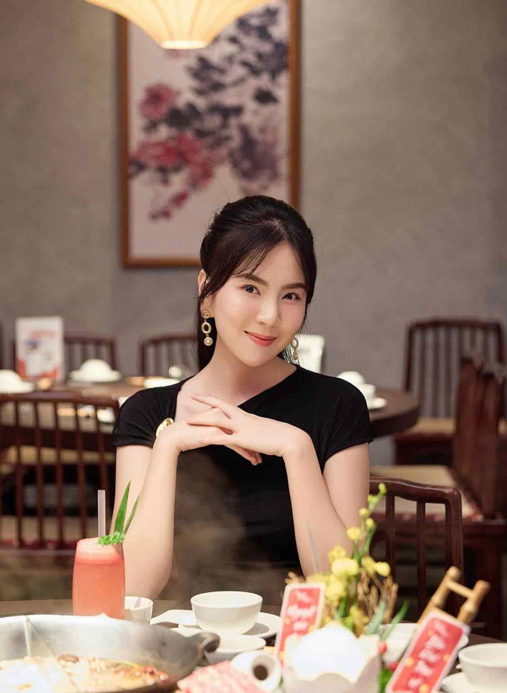 Trong những khoảnh khắc hiếm hoi xuất hiện cùng ông xã được đăng tải lên mạng xã hội, nữ MC hạnh phúc ra mặt, được chồng lẫn gia đình chồng nâng niu, chiều chuộng.