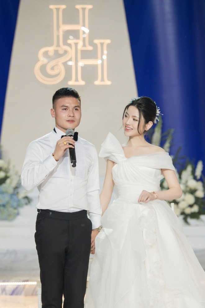 Trước những ồn ào liên quan đến vợ mình, Chu Thanh Huyền, cầu thủ Quang Hải vẫn giữ thái độ im lặng, không đưa ra bất kỳ phản hồi công khai nào. Trên trang cá nhân, anh chỉ chia sẻ về sự nghiệp bóng đá và cuộc sống thường ngày, hoàn toàn không đề cập đến các tranh cãi xoay quanh vợ.