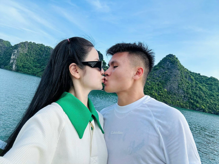 Sau đó, vợ cầu thủ Quang Hải đã lên tiếng xin lỗi nhưng tiếp tục gây chú ý khi xuất hiện với vẻ ngoài nhợt nhạt, làm dấy lên tin đồn về sức khỏe và phẫu thuật thẩm mỹ.