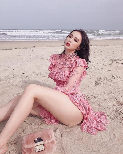 Tháng 2 năm nay, Angela Phương Trinh cho biết đã ngừng tập gym trong thời gian khá dài nên cân nặng giảm từ 65 kg xuống 53 kg, "sức khỏe cũng kém hơn trước".