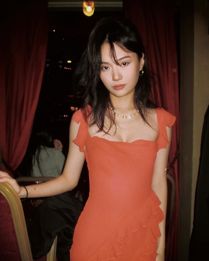 Dù không hoạt động mạnh mẽ trong lĩnh vực nghệ thuật nhưng Kim Ngọc vẫn sở hữu lượng người theo dõi lớn trên các nền tảng MXH nhờ vẻ ngoài xinh đẹp, cuốn hút.