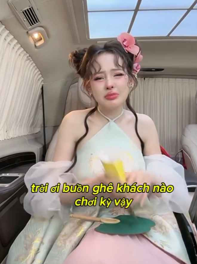 Tại đây, bất ngờ nhận thấy phong bao rỗng, nàng hot girl thị phi lập tức thái độ ra mặt.