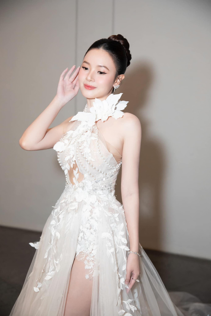 Sau khi kết hôn, Midu tận hưởng cuộc sống hạnh phúc bên Minh Đạt. Nữ diễn viên thường xuyên được chồng doanh nhân cưng chiều, cùng nhau du lịch nhiều nơi.