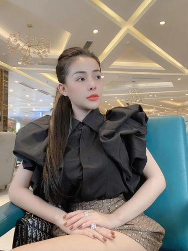 Ngân 98 là nữ DJ nổi tiếng dính liền với nhiều tai tiếng trong showbiz Việt. Cô ưa chuộng phong cách gợi cảm, thường xuyên diện đồ cắt xẻ khoe vóc dáng.