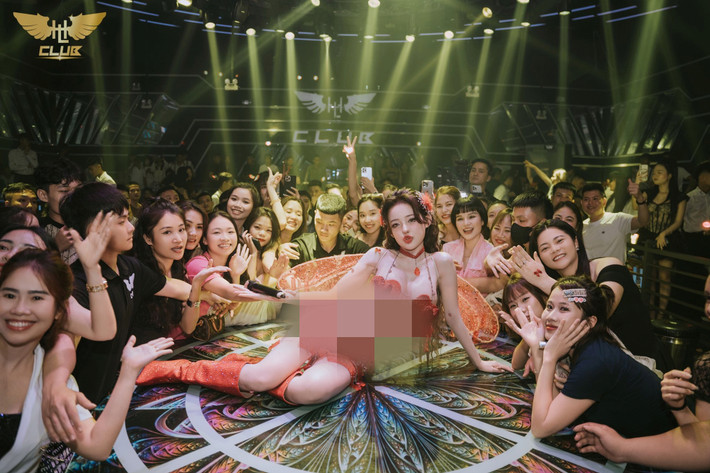 Chính nhờ việc đắt show, thu nhập của Ngân 98 từng khiến bao người choáng váng. Có lần cô khoe số tiền được "tip" sau 1 đêm diễn lên tới gần 100 triệu đồng.