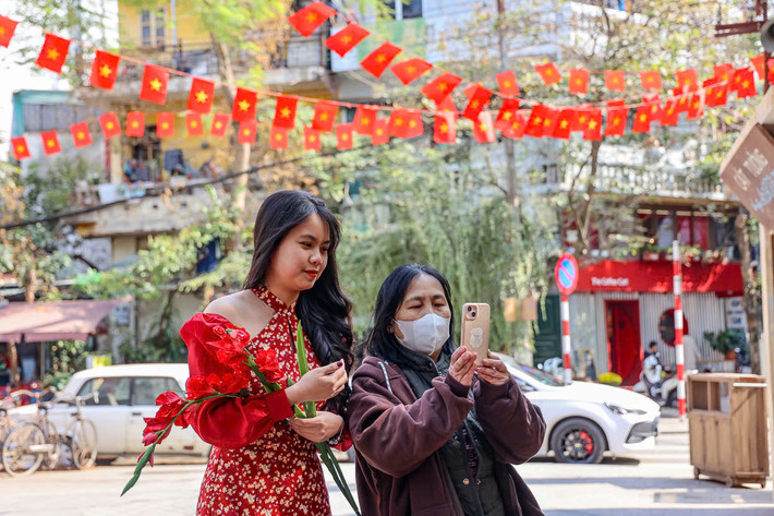 Không khí Tết Hà Nội xưa ở Đảo Ngọc - Ngũ Xã (Ba Đình) khiến du khách thích thú.