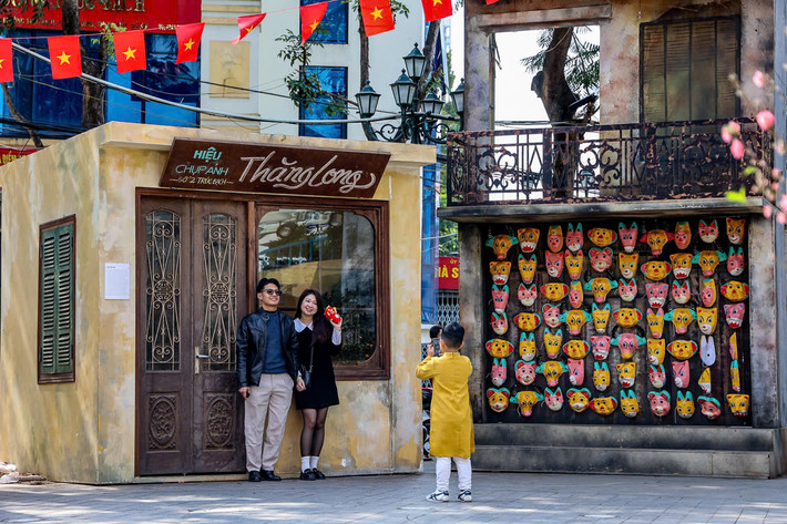 Đông đảo người dân diện trang phục đẹp đến đây chụp ảnh. Đặc biệt, nằm trên cung đường nhiều khách du lịch, đêm hội cũng thu hút sự quan tâm của du khách nước ngoài.