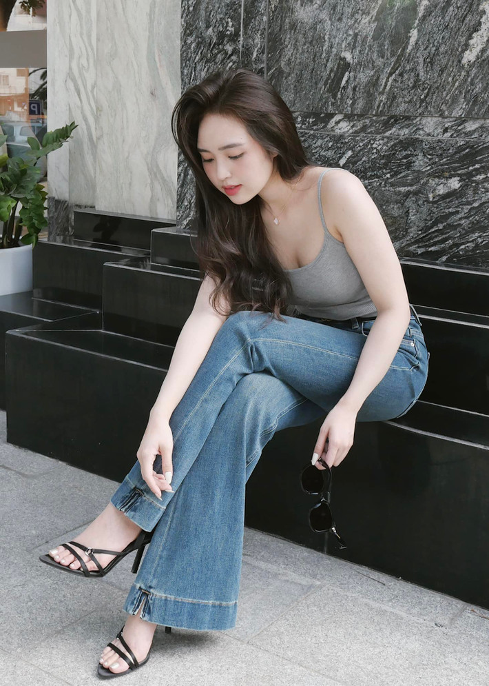 Phương Anh nổi tiếng nhờ sở hữu gương mặt dễ thương, làn da trắng không tì vết và body quyến rũ