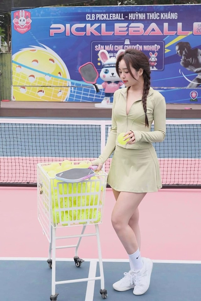 Không thể phủ nhận, sự thu hút của nàng hot girl không chỉ nằm ở việc "lắc lư" mà còn ở thái độ thoải mái, vui tươi khi cô bước lên sân.