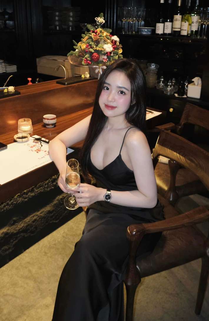 Dẫu là chơi ít hay chơi nhiều, mỗi lần nàng hot girl cầm vợt lên tay, người xem đều có thể cảm nhận được sự nỗ lực không ngừng nghỉ trong mỗi cú đánh.