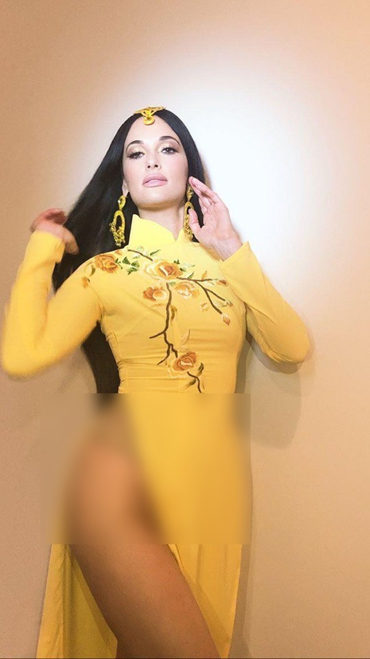 Dù mặc áo dài thướt tha nhưng "quên" không mặc quần, chỉ mặc một chiếc quần bảo hộ siêu mỏng có đai kim tuyến.