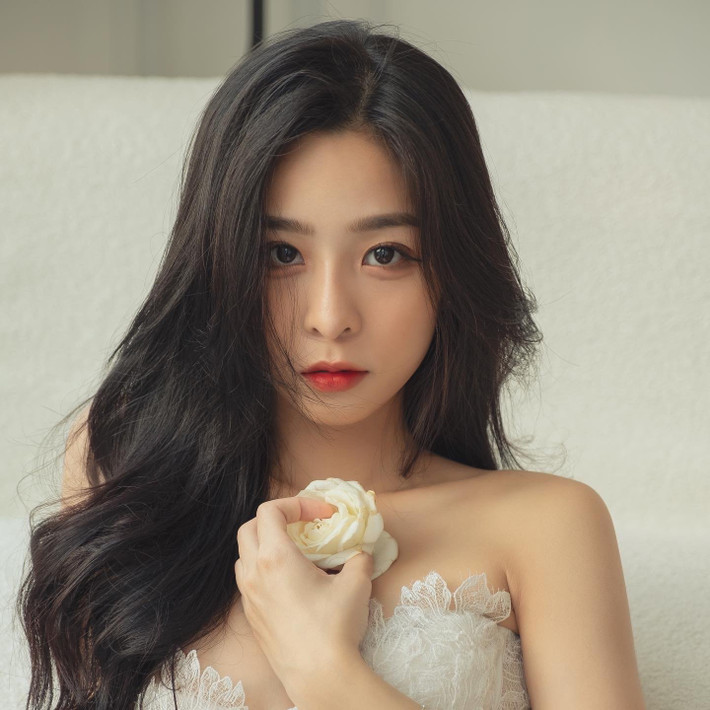 Sự kết hợp giữa phong cách thời trang mạnh mẽ và vóc dáng quyến rũ giúp nàng hot girl tạo nên một diện mạo mới mẻ, khác biệt hoàn toàn so với hình ảnh dịu dàng, bánh bèo thường thấy.