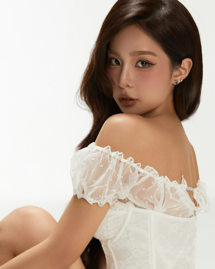 Nàng hot girl diện một bộ trang phục đơn giản nhưng lại vô cùng nổi bật với các chi tiết sắc sảo, kết hợp khéo léo giữa các gam màu đen và trắng, tạo nên một tổng thể vừa năng động vừa sang trọng.