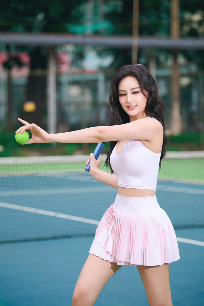 Thời gian qua, Mai Phương Thúy hoạt động trên mạng xã hội khá đều đặn. Cô phần lớn chỉ cập nhật những trạng thái ngắn ngủi và lượng hình ảnh khá ít ỏi, chỉ "đếm trên đầu ngón tay".