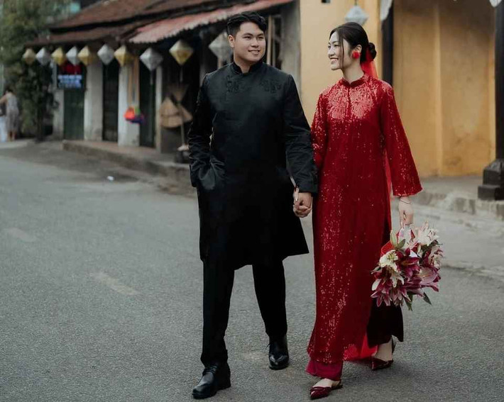 Việt Hương theo đuổi ước mơ trở thành VĐV bóng chuyền chuyên nghiệp từ năm lớp 6. Với chiều cao 1,78 m, vóc dáng chuẩn và gương mặt xinh xắn, cô được nhiều thương hiệu mời đóng quảng cáo.