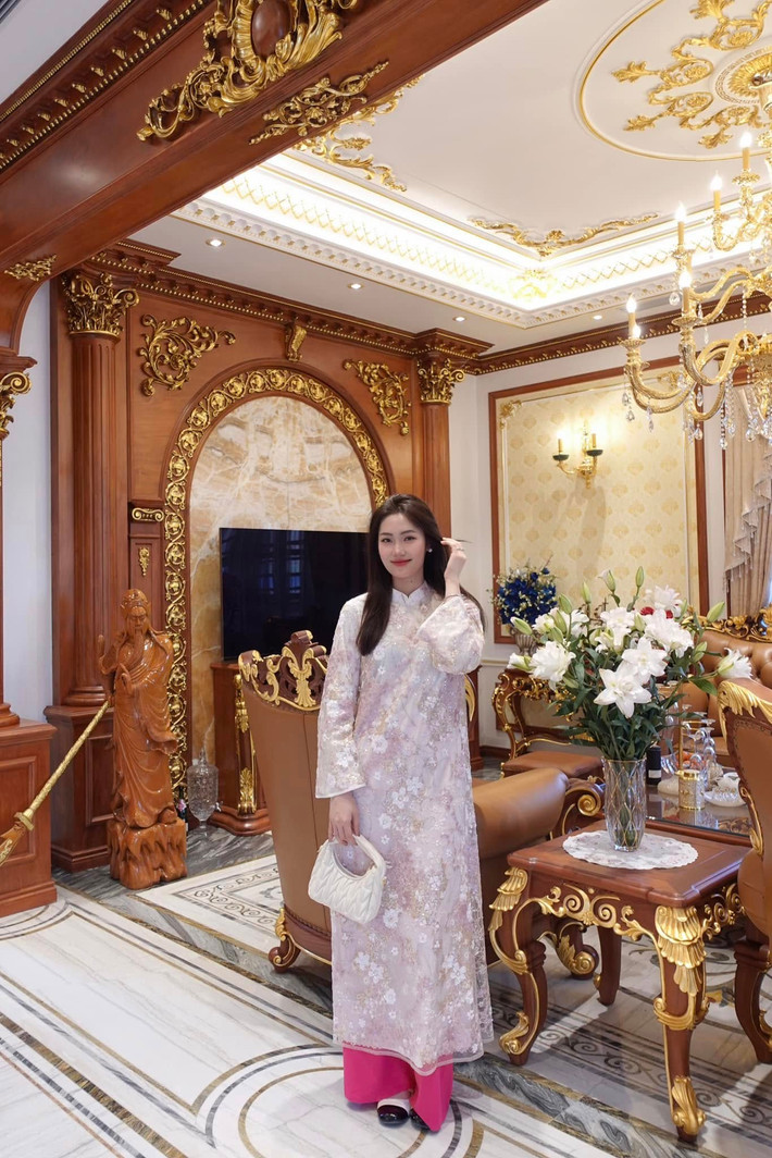 Trên trang cá nhân, nữ VĐV khoe ảnh cùng chồng diện áo dài mừng năm mới nhưng dân tình lại đặc biệt chú ý vào khung cảnh bên trong căn biệt thự.