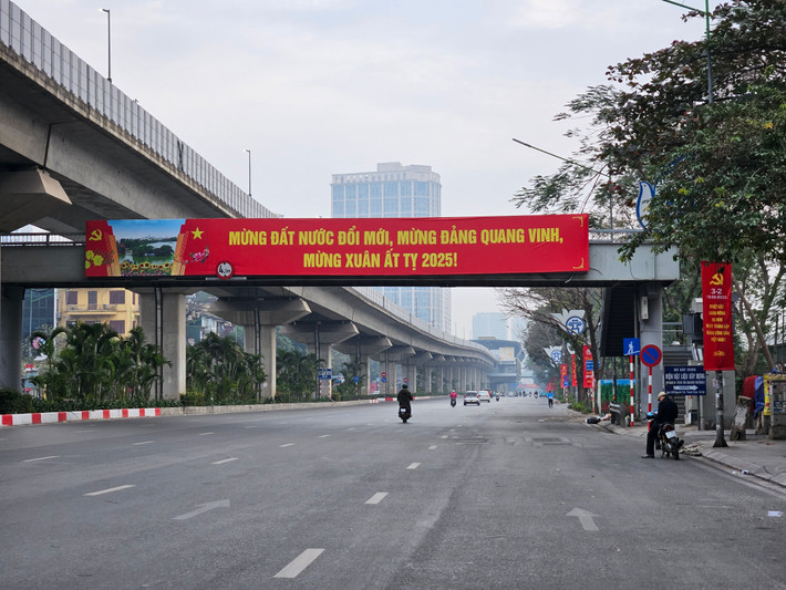 Ghi nhận tại nhiều tuyến đường, khu chợ tấp nập ngày thường giờ trở nên vắng vẻ.